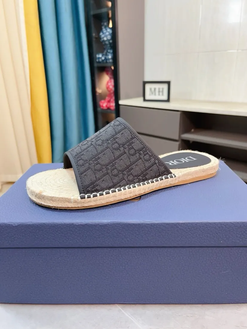 Men's men's shoes💰320🌸🌸High-end version. DIOR💁Men's slippers, high-end and upscale [strong][strong], compare quality at counters. The upper is hand-drawn, a combination of native hemp and raw rubber sole [strong][strong], breathable and non-slip outsole [rose][rose], breathable and comfortable lambskin lining, density 100% comfortable [gift][gift], original wear-resistant code number 38-44. Can be customized 45-46-47